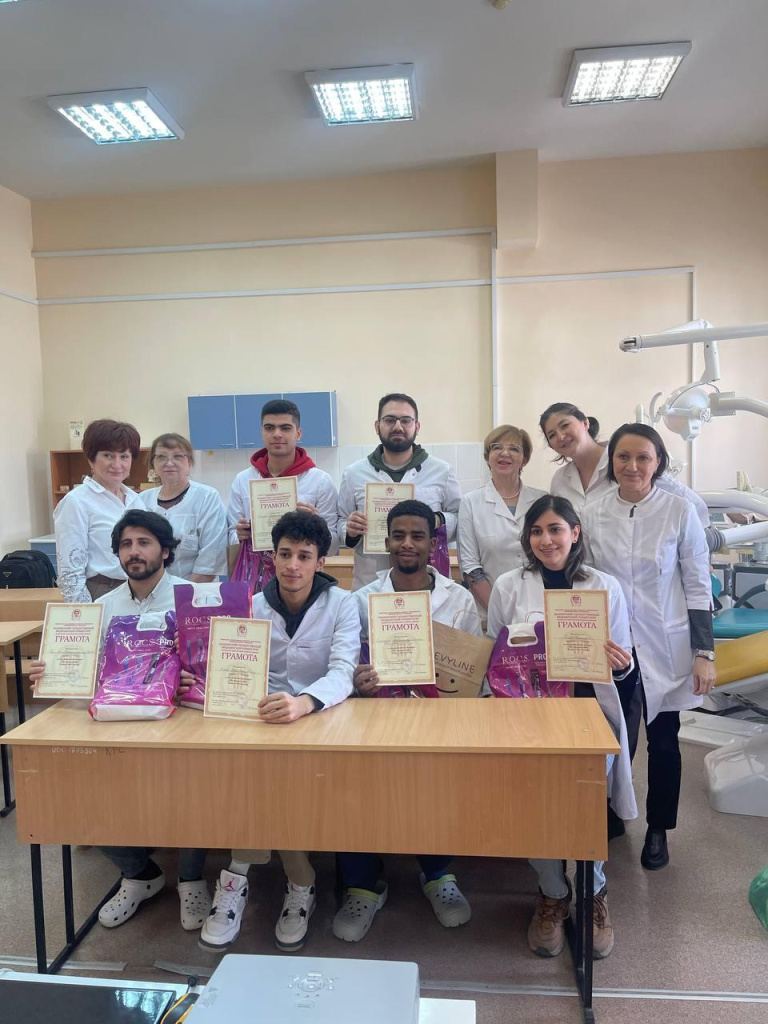 Призёры и победители олимпиады Реставрация зубов 2024 и преподаватели кафедры терапевтической стоматологии.jpg