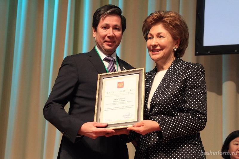 Вручение благодарности от Матвиенко Ахметшин.jpg