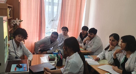 Профессор Галиева Г.А. за разбором рентгенограмм.jpg