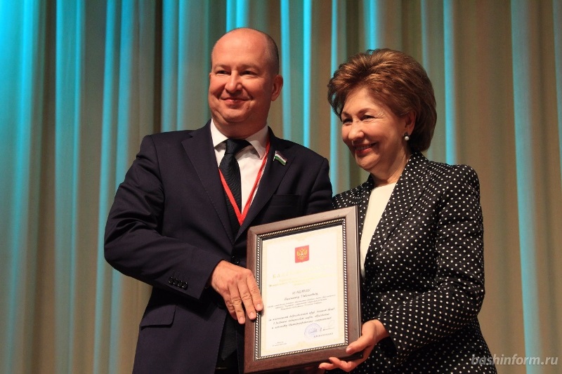 вручение Благодарности от Матвиенко.jpg